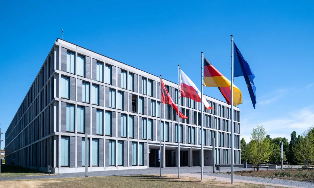 Außenansicht des Bundesarbeitsgerichts-Gebäudes in Erfurt (Quelle: bundesarbeitsgericht.de)