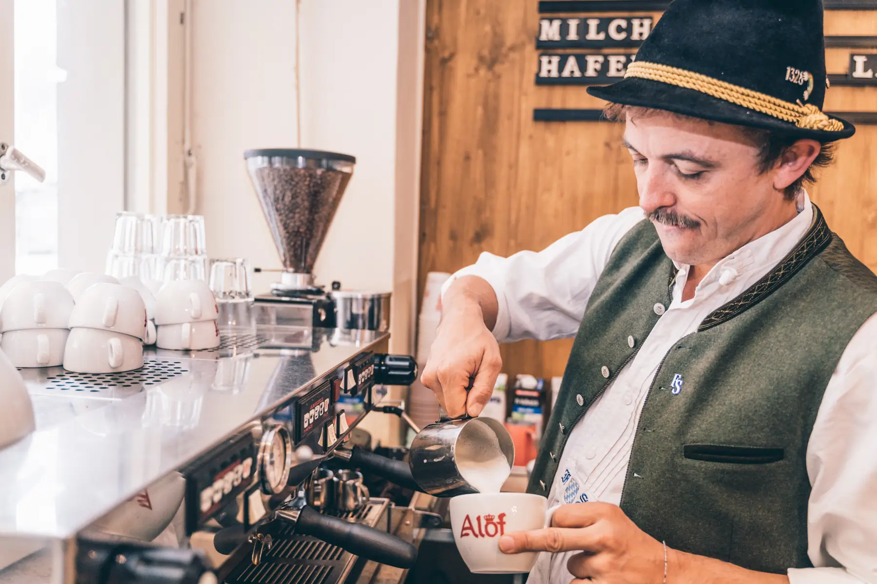 Fabian Stingl, Mitgründer der Bäckerei Alof, bereitet Kaffee an Siebträger-Maschine zu.