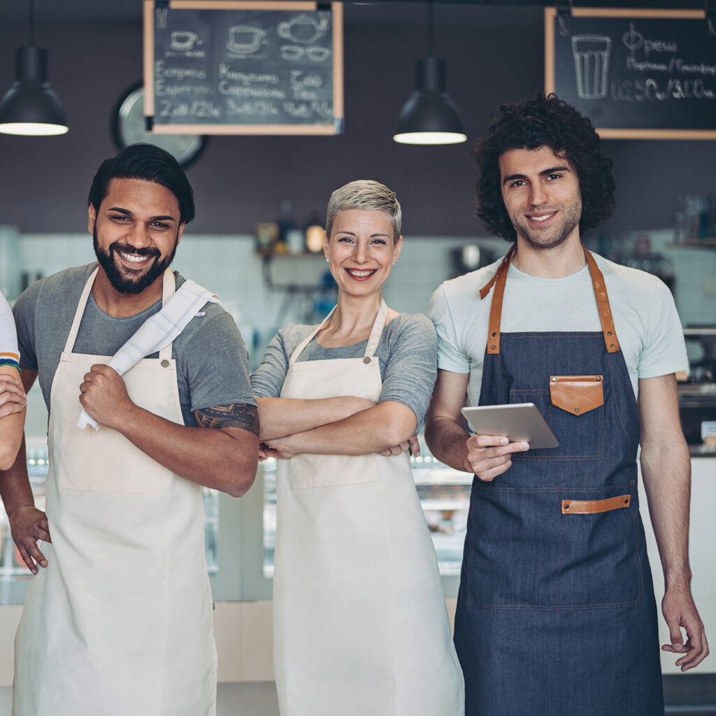 Zufriedene Gruppe von Anwendern bei der Arbeit im Kaffee
